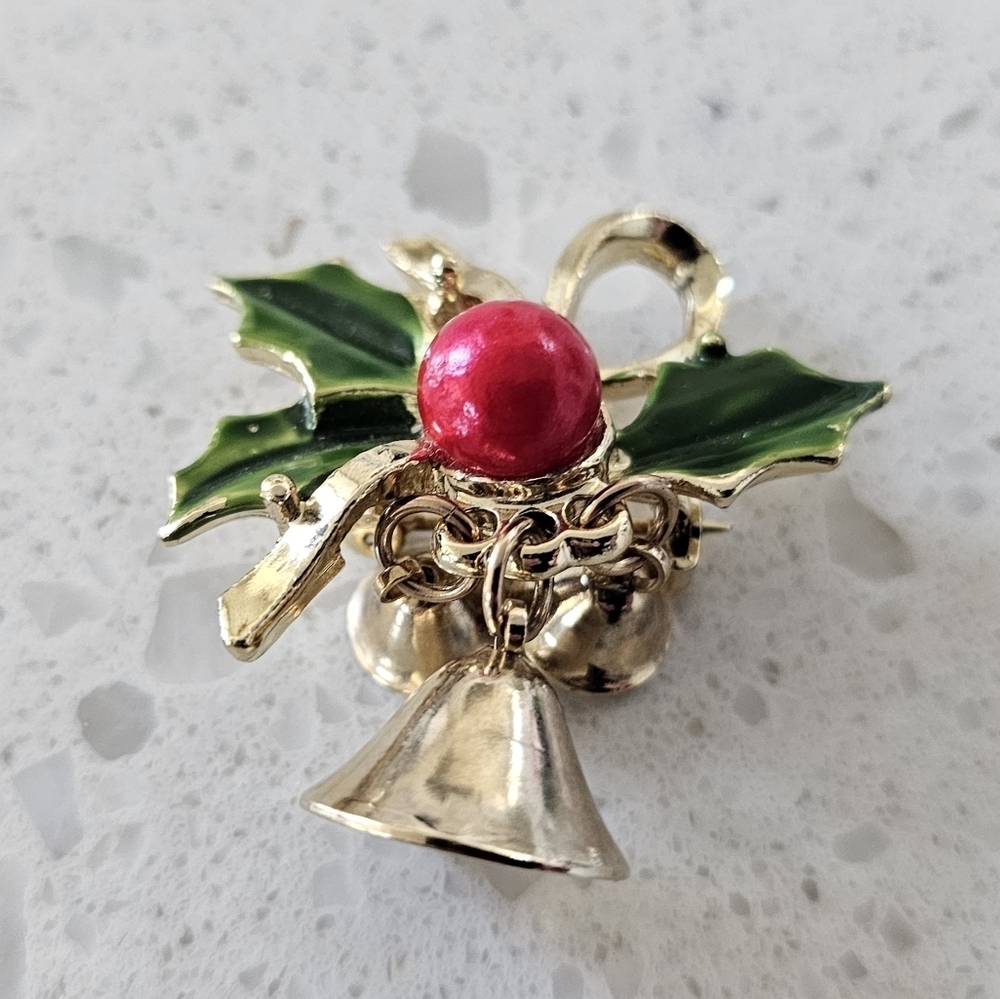 Vintage Festive Poinsettia Gold-Tone Metal Holly Brooch w/ Bells & a Bow